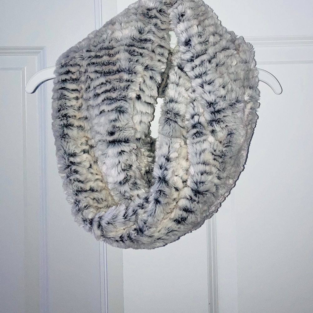 NEW! Suzy Shier Scarf🧣